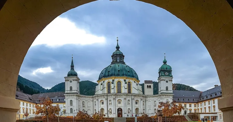 Private driver: Munich to Neuschwanstein, Linderhof & Ettal